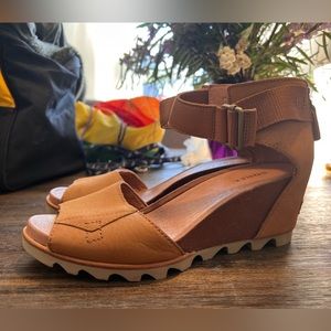 Sorel like new platform sandals